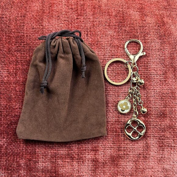 GOLD CLOVER Bag Charm White and Gold Tone ☸ - Picture 1 of 8